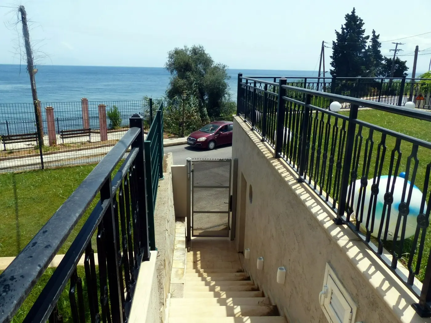 Chillout Luxury Apartments Korfu – Außentreppe mit Meerblick