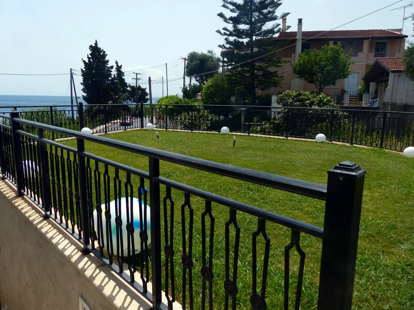 Chillout Luxury Apartments Korfu – Balkon mit Gartenblick