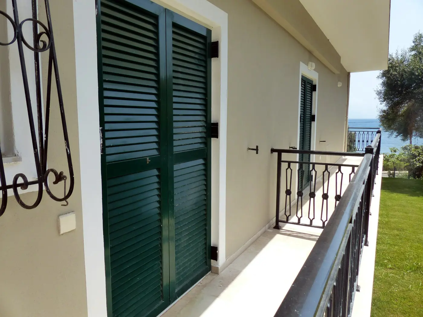 Chillout Luxury Apartments Korfu – Balkon mit grünen Jalousien