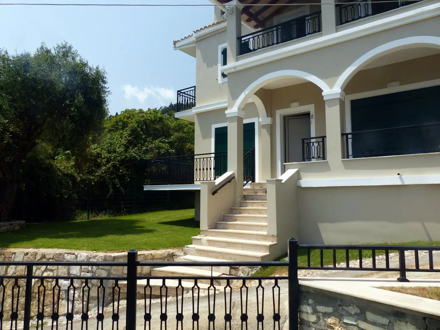 Chillout Luxury Apartments Korfu – Frontansicht mit Garten