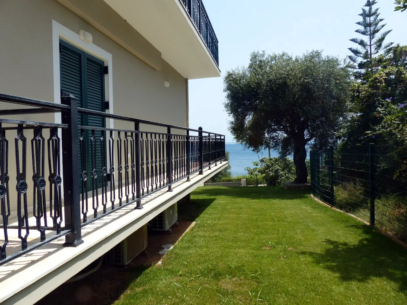 Chillout Luxury Apartments Korfu – Rasenfläche mit Balkon