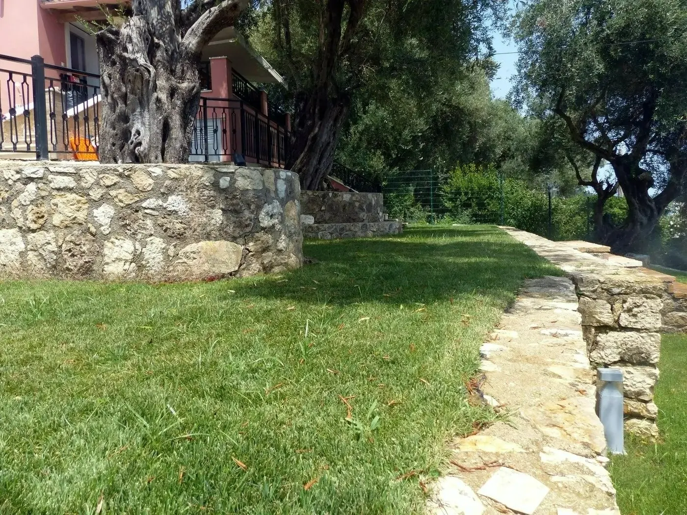 Chillout Luxury Apartments Korfu – Garten mit Steinmauer