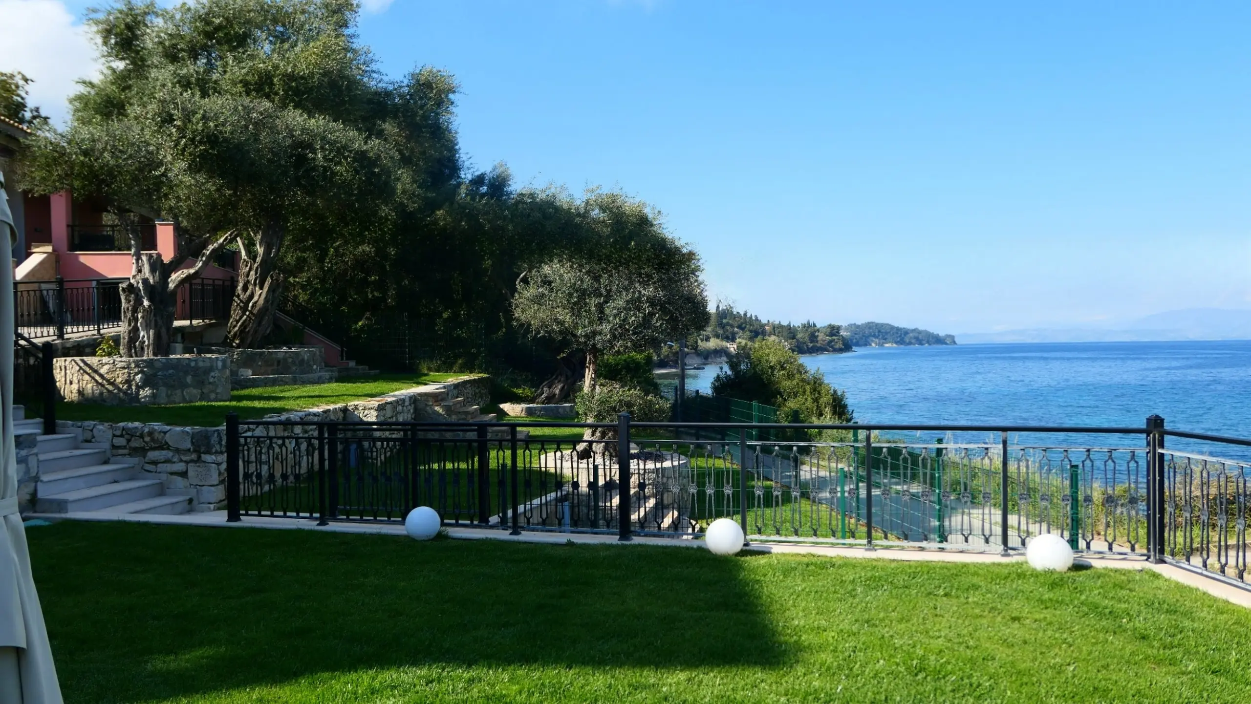 Chillout Luxury Apartments Korfu – Garten mit Meerblick und schmiedeeisernem Zaun