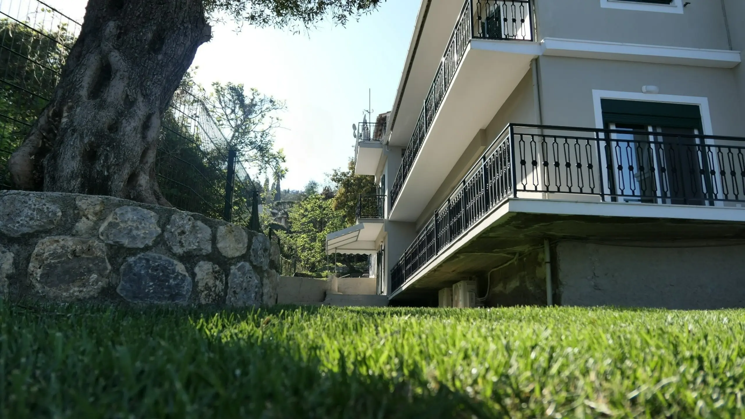 Chillout Luxury Apartments Korfu – Gebäude mit Balkonen Detailansicht