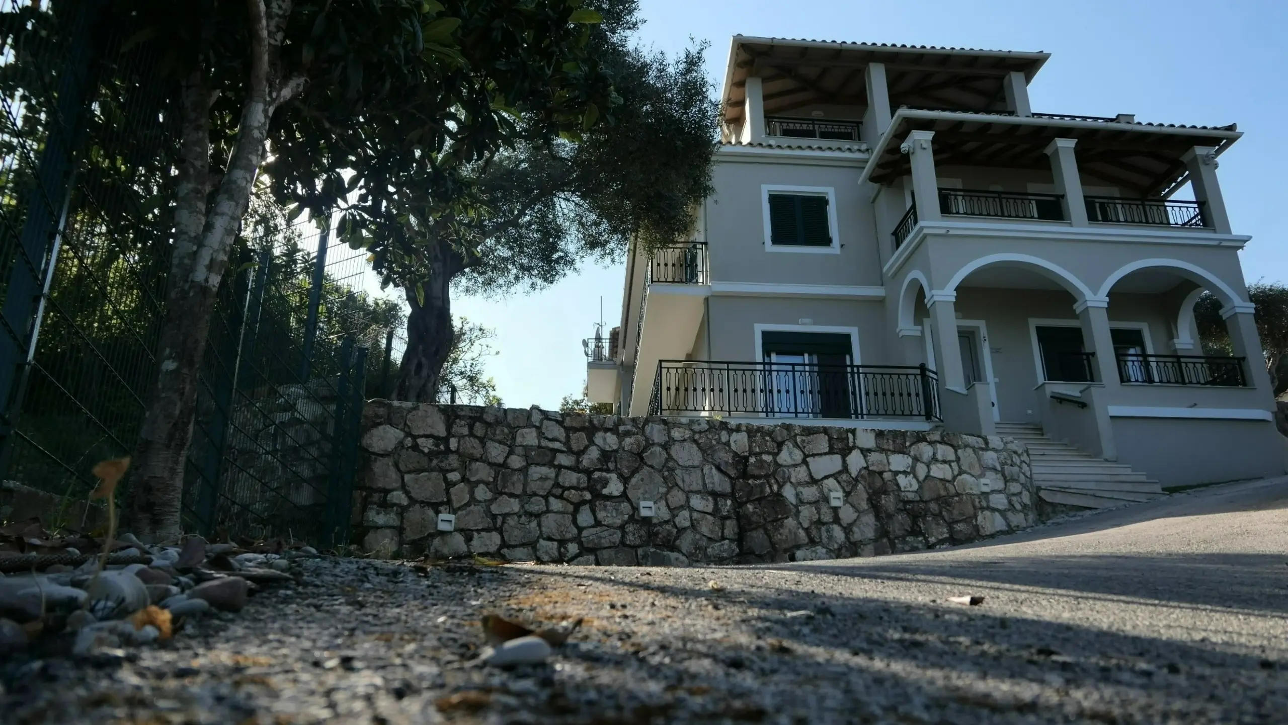 Chillout Luxury Apartments Korfu – Gebäude Straßenansicht