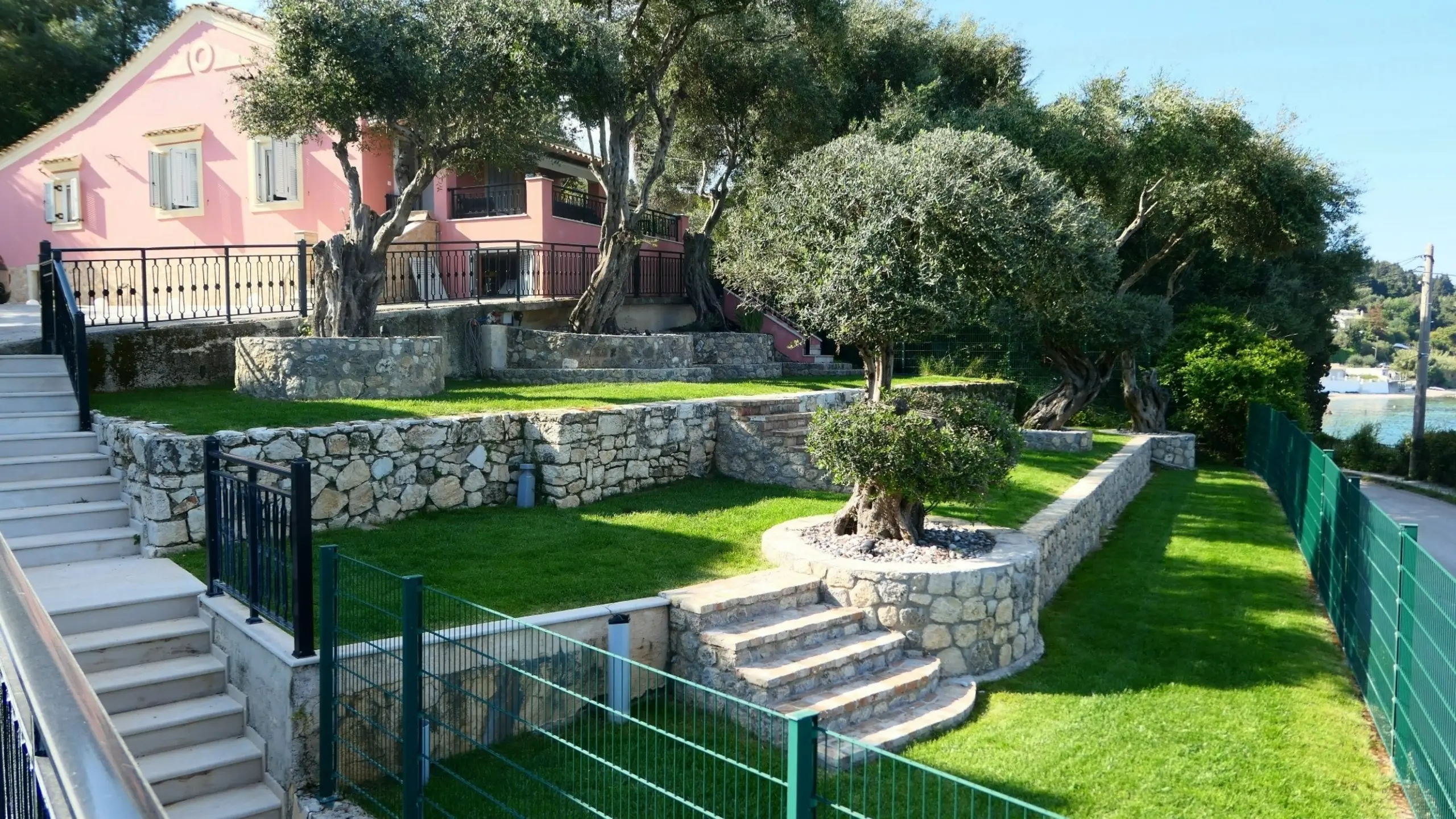 Chillout Luxury Apartments Korfu – Gesamtanlage mit Olivenbäumen und Gebäude