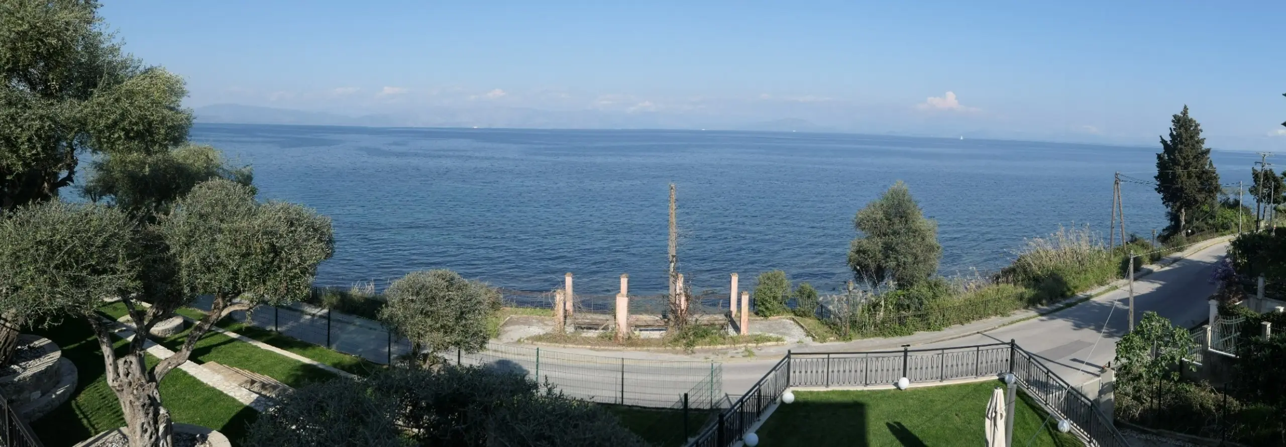 Chillout Luxury Apartments Korfu – Panorama mit Küstenstraße und Meer