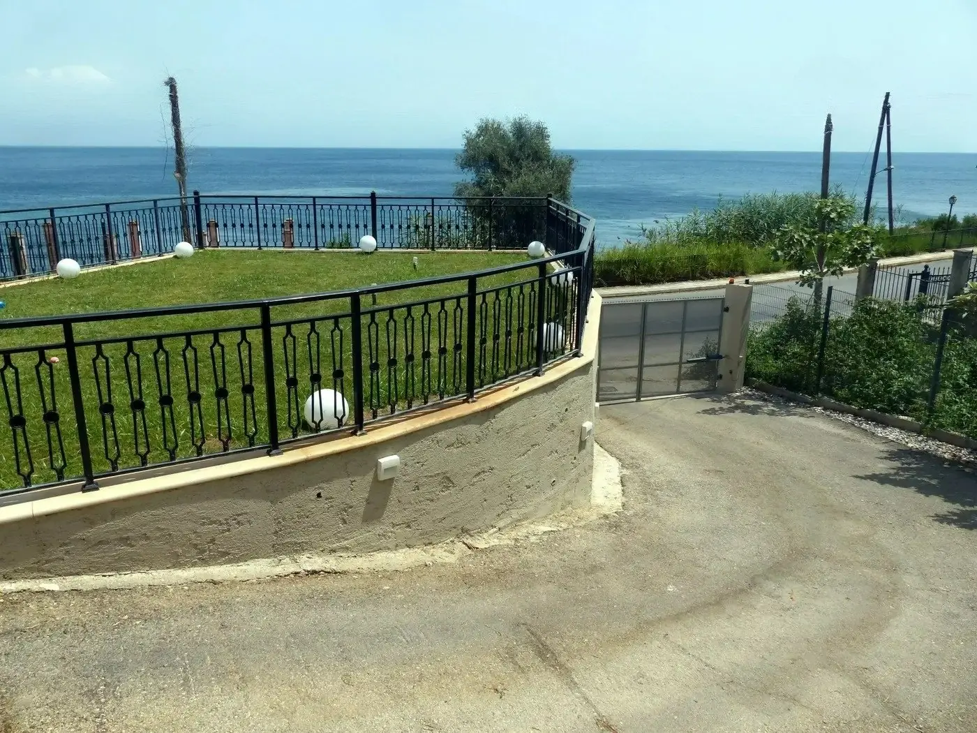 Chillout Luxury Apartments Korfu – Privatparkplatz mit Meerblick