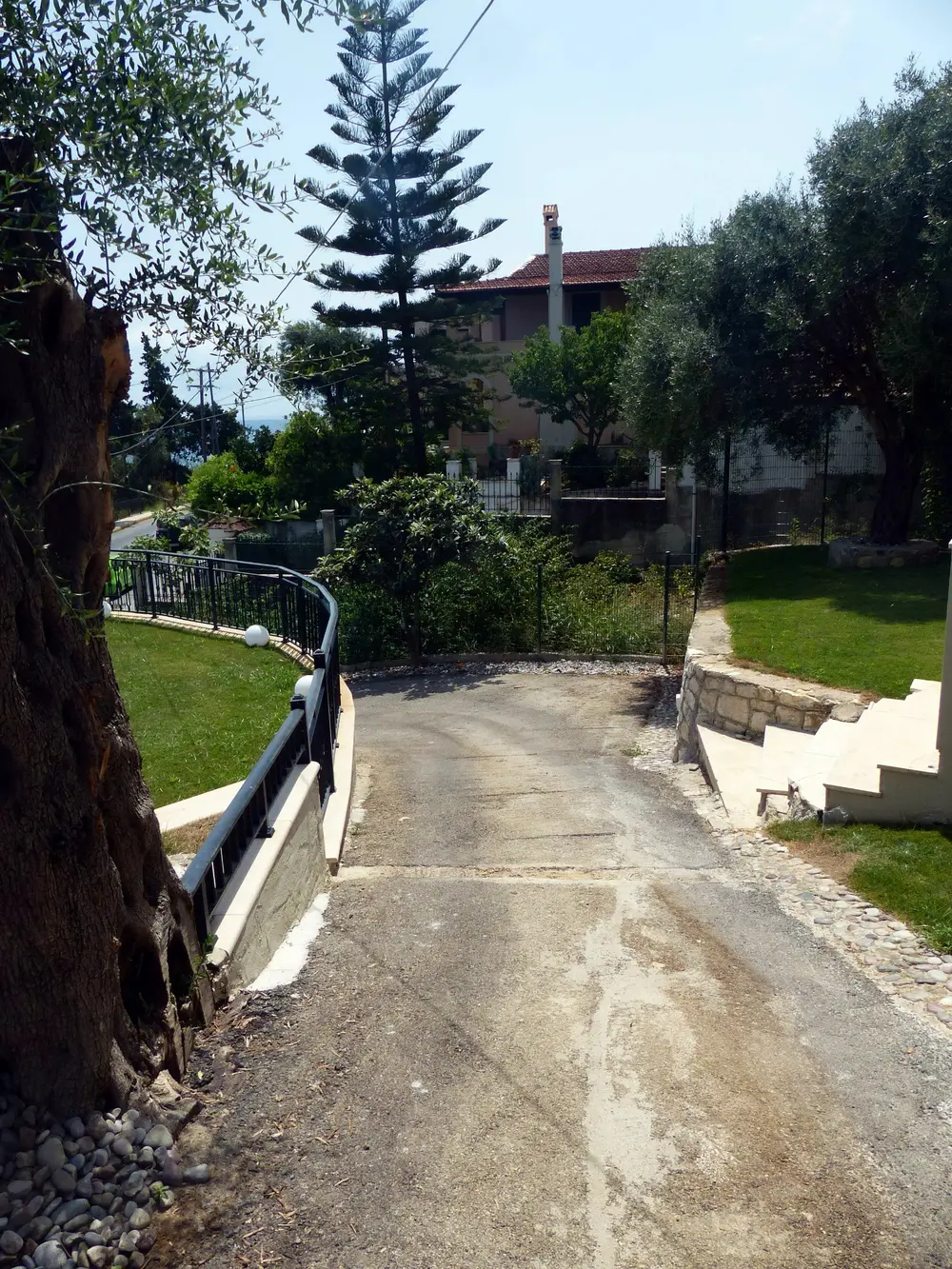 Chillout Luxury Apartments Korfu – Einfahrt Privatparkplatz