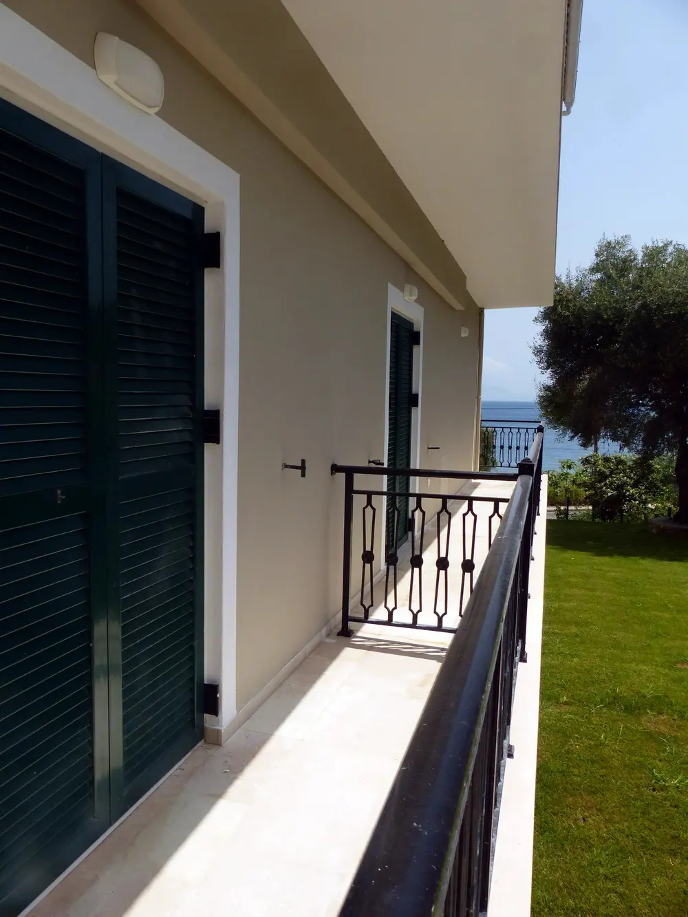 Chillout Luxury Apartments Korfu – Terrasse mit Markise