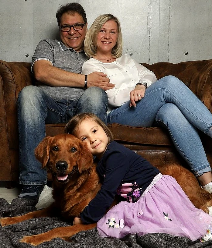 Die Familie hinter den Chillout Luxury Apartments Korfu – Jannis, Agnes und Lia mit Golden Retriever Basia