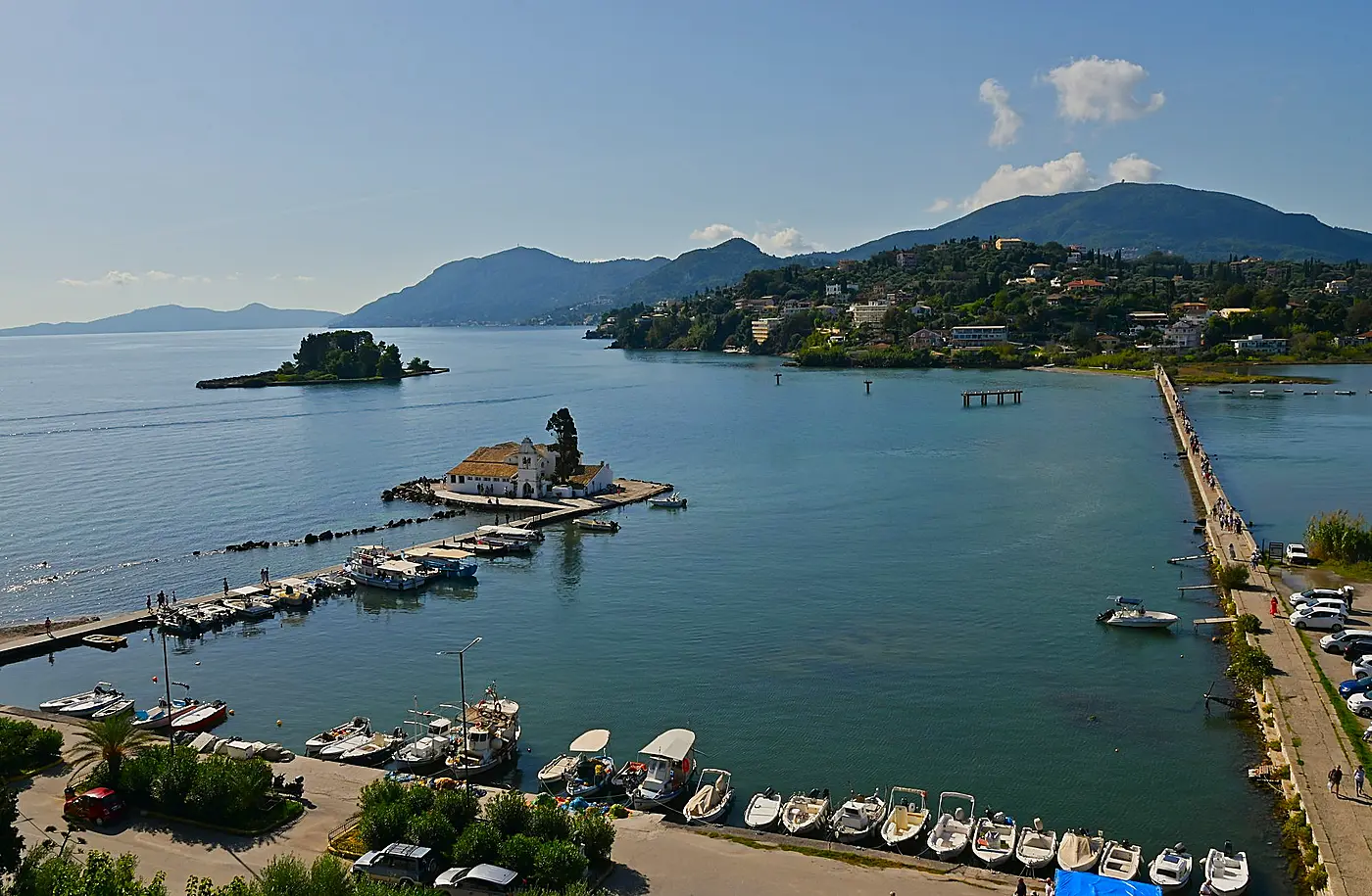 Korfu Ostküste – Vlacherna Kloster und Pontikonisi, Blick über den Hafen