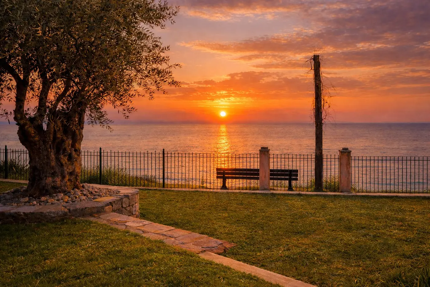 Sonnenuntergang über dem Ionischen Meer – Garten der Chillout Luxury Apartments Korfu